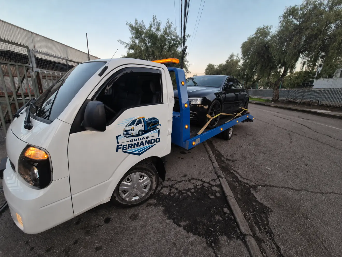 Grúa Fernando trasladando un automóvil en Santiago