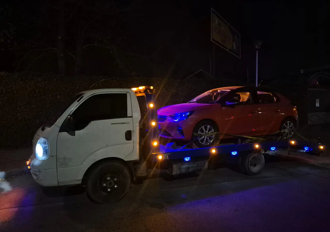 Rescate vehicular nocturno con grúa cama