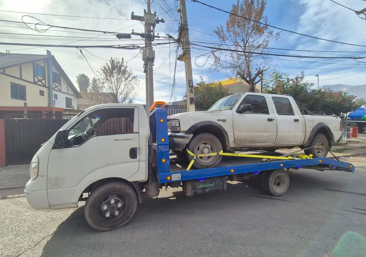 Traslado de camioneta en grúa cama en Santiago